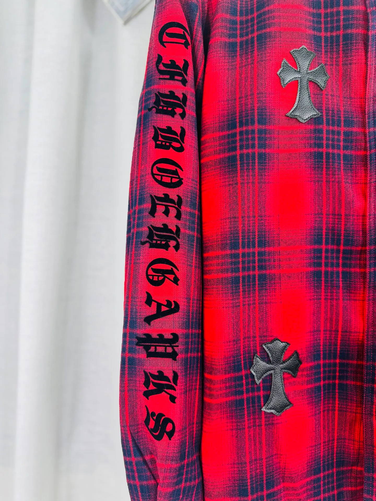 P250 top version, real shot without P, ​​different from market currency) 𝗖𝗵𝗿𝗼𝗺𝗲 𝗛𝗲𝗮𝗿𝘁𝘀/Cro Xin 2025 leather plaid shirt Accessories: Original model-opening collar label ➕100% silk wash water label. Genuine purchase-grade original hangtag➕matching hanging rope➕3D hanging beads➕original packaging bag. Craftsmanship: The original version has consistent wiring! The highest version of the armhole matching technique! Color: Red Black Size: S M L XL Style No.: 8001